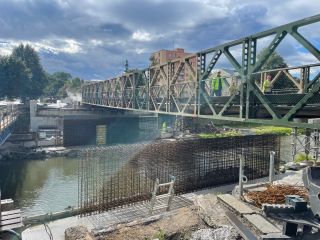 Tak se nám bagry zakously do starého mostu, nový už sice stojí vedle, ale i tak bude trvat dva a půl měsíce kdy bude most...